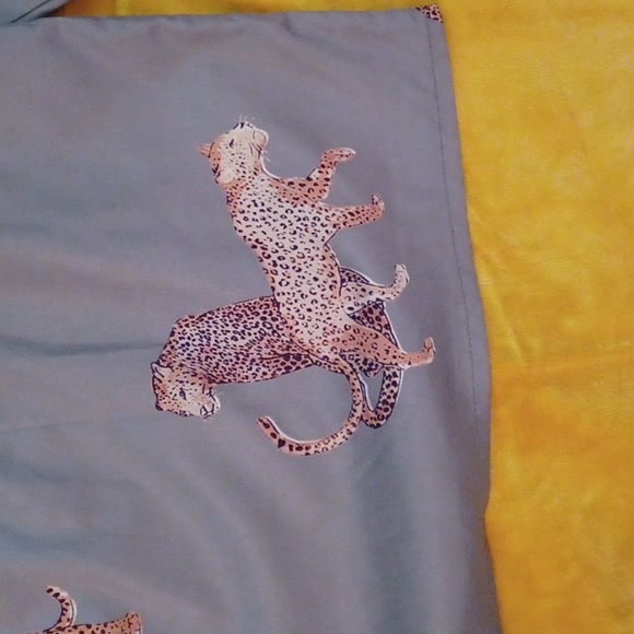 Blouse with leopards - Picture 3 of 6